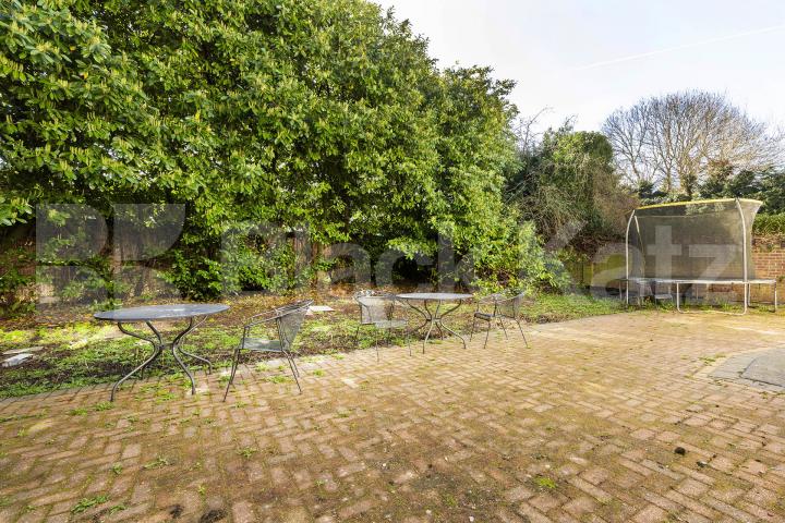 Very spacious six bed two reception rooms house with garden mins to tube Holden Road, North Finchley